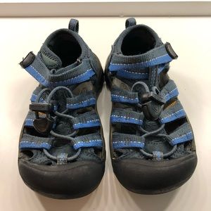 Boys Keen waterproof sandals. Size 11.